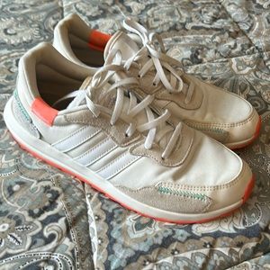 Women’s Adidas Retro Run sneaker